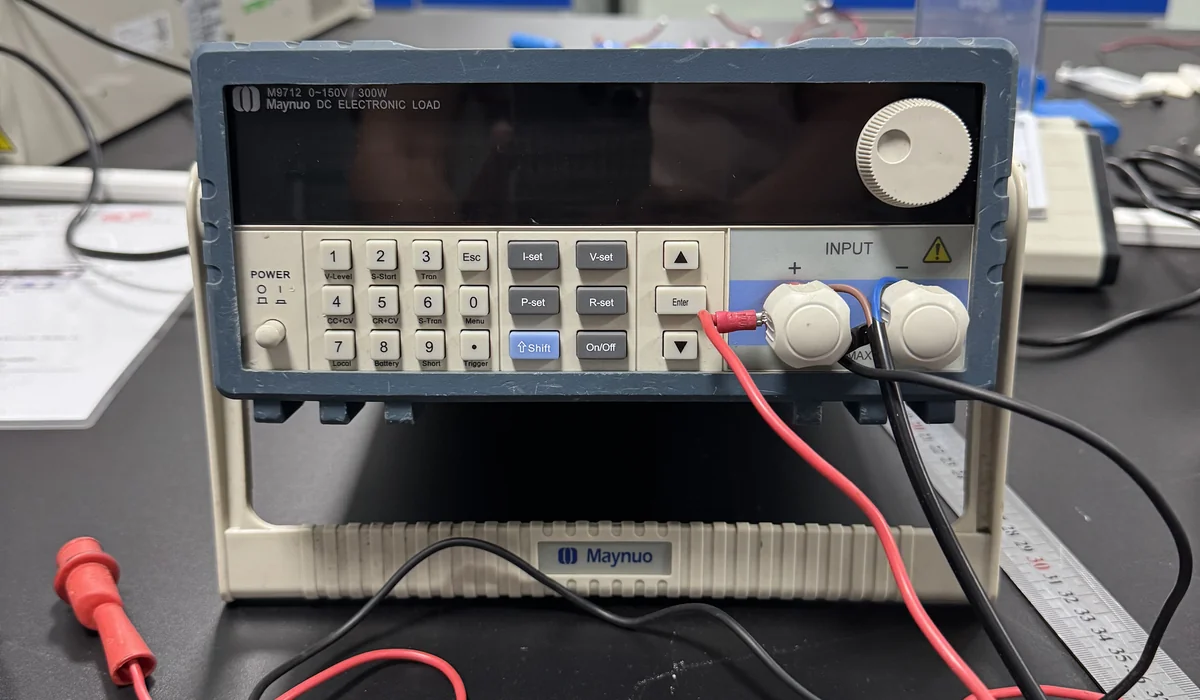 Elektroniklast-Prüfplatz für Akkuprüfungen im Qualitätslabor
